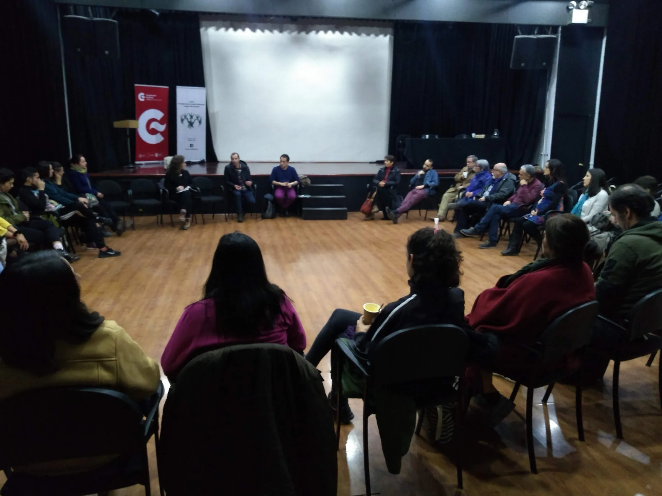 Personas reunidas en círculo durante una actividad de la Escuela de Psicología Grupal