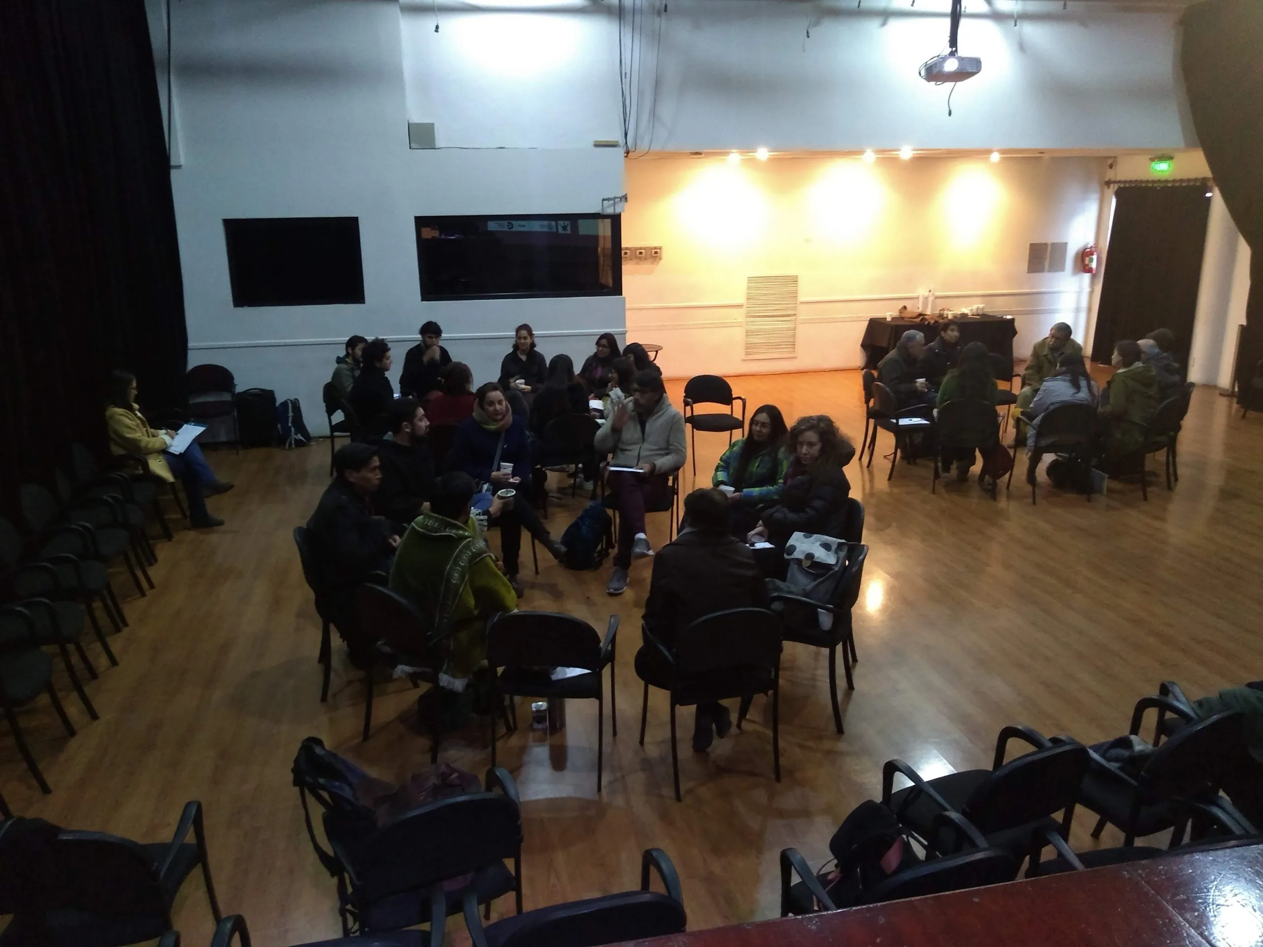 Pequeños grupos operativos trabajando en círculos durante una jornada de la Escuela